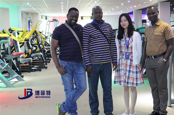 布基纳法索客户来好色先生黄色视频TV购买健身房器材，产品囊括有氧系列的跑步机，动感单车，健身车