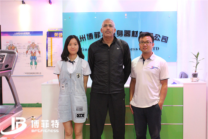 摩洛哥客户来好色先生黄色视频TV购买健身房器材，产品囊括有氧系列的跑步机，动感单车，健身车