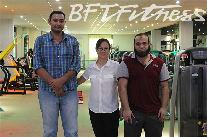 埃及客户来好色先生黄色视频TV购买健身房器材，产品囊括有氧系列的跑步机，动感单车，健身车