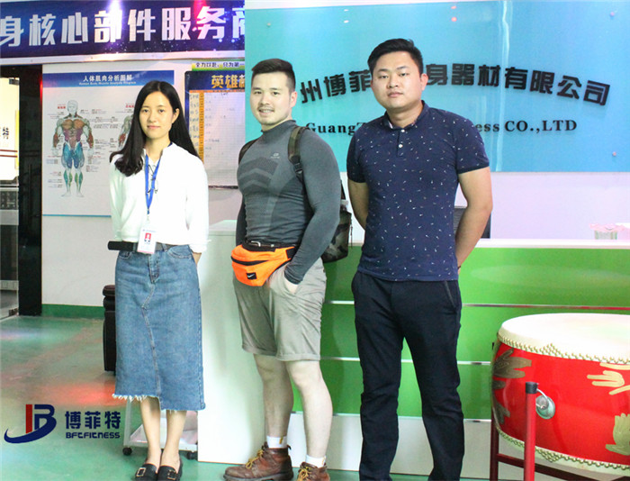 香港客户来好色先生黄色视频TV购买健身房器材，产品囊括有氧系列的跑步机，动感单车，健身车