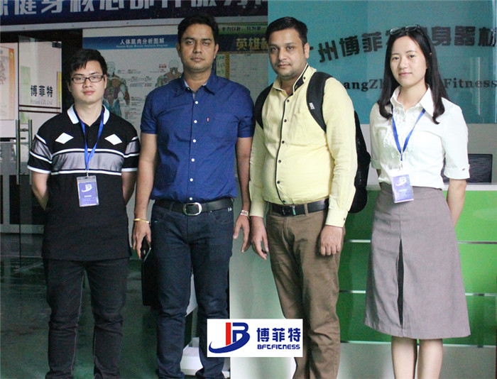 印度客户来好色先生黄色视频TV购买健身房器材，产品囊括有氧系列的跑步机，动感单车，健身车